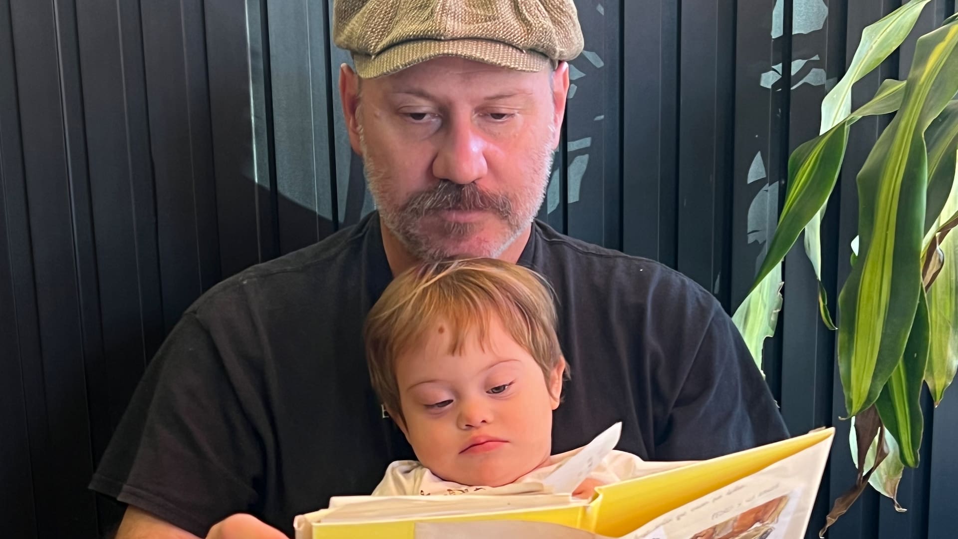 Decur y Emi, concentrados en la lectura