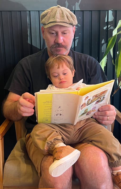 Decur y Emi, concentrados en la lectura