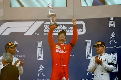 Dedicado al fallecido Anthoine Hubert: Leclerc celebra su primer triunfo, flanqueado por Hamilton y Bottas