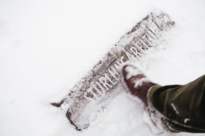 DEDICATORIA. Las botas descubren la tumba de Snorri Sturluson, el mítico poeta vikingo adorador de Thor, a quien Borges le dedicó un soneto