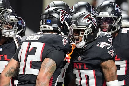 Dee Alford (20), cornerback de los Falcons de Atlanta, celebra su intercepción con el linebacker est