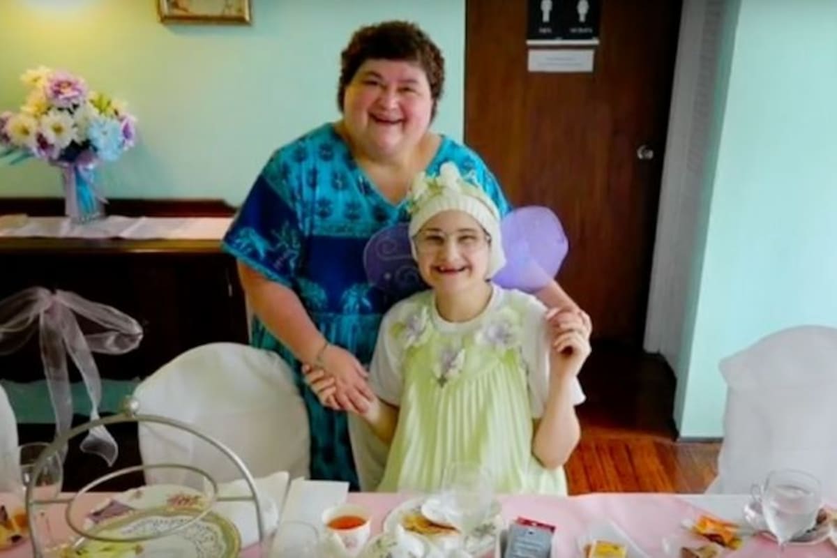 Dee Dee Blanchard posa junto a su hija Gypsy Rose. En 2017, HBO abordó el caso en el documental “Mommy Dead and Dearest”.