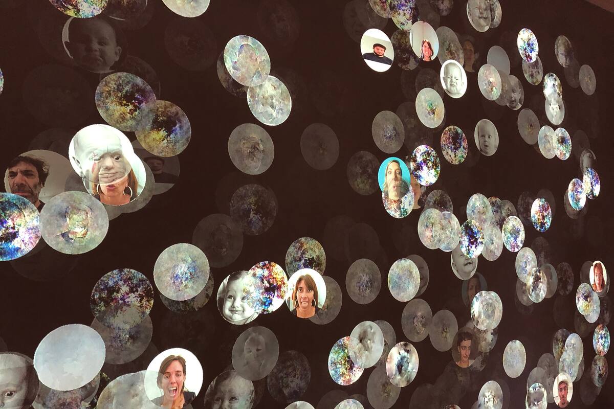 Deep UnLearning, la muestra exhibida en Fundacion Andreani, se basó en un sistema de aprendizaje mediado entre máquinas, humanos y algoritmos