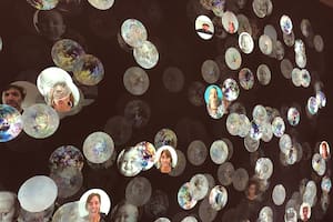 Deep UnLearning, la muestra exhibida en Fundacion Andreani, se basó en un sistema de aprendizaje mediado entre máquinas, humanos y algoritmos
