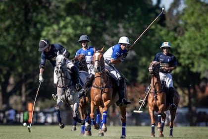 Defendiendo contra David Stirling, en un partido definitorio de Tortugas muy cerrado en el juego.