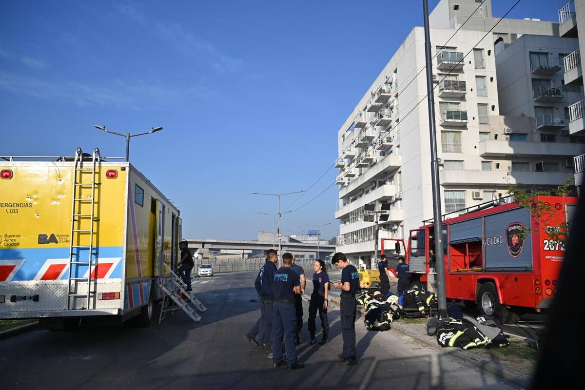 Defensa Civil, Bomberos y Policía de la Ciudad trabajan en la zona del derrumbe del complejo Estación Buenos Aires, en Parque Patricios