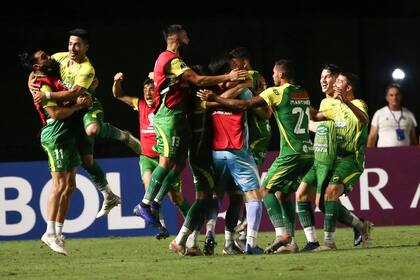 Defensa pisa fuerte en Brasil, Gabirel Hachen celebra el primer tanto del partido.