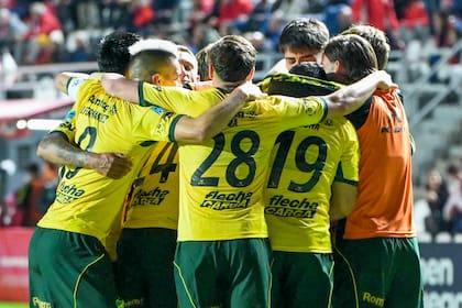 Defensa se hizo fuerte en Santa Fe, causándole a Unión su cuarta derrota al hilo; mientras, el Halcón escaló en la tabla anual, que lo tiene un punto sobre River, aunque con dos partidos más.