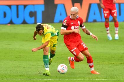 Defensa y Justicia, flamante campeón de la Copa Sudamericana, en el encuentro ante Huracán; el Halcón es uno de los clubes que mejor cuida su campo de juego en Florencio Varela