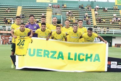 Defensa y Justicia lució una pancarta especial por la lesión de Lisandro Martínez, exjugador del club de Florencio Varela