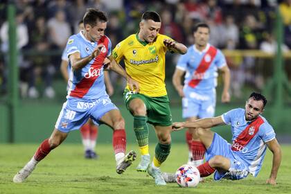 Defensa y Justicia y Arsenal igualaron 1-1 en Florencio Varela; el Halcón empezó ganando en el arranque, pero después dio ventajas defensivas