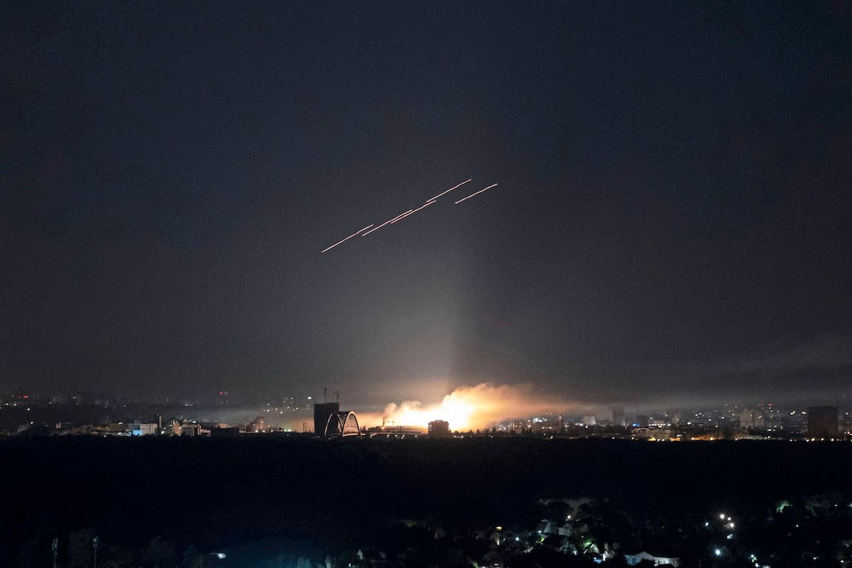 Defensas aéreas ucranianas desplegadas durante el ataque ruso con drones a Kiev