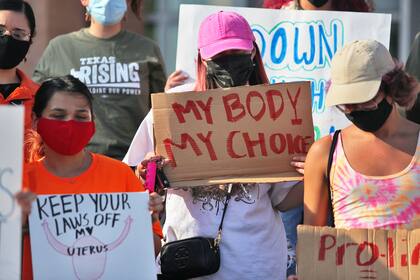Defensoras del derecho a abortar protestan el miércoles 1 de septiembre de 2021 frente al ayuntamiento de la ciudad de Edinburg, Texas. (Joel Martinez/The Monitor vía AP)