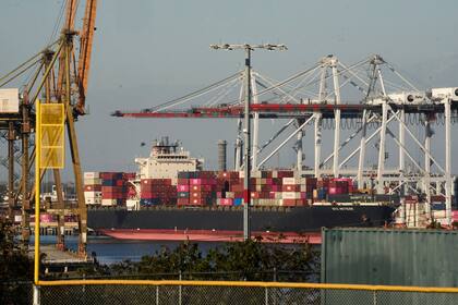 Déficit comercial de Estados Unidos se reduce en junio ante caída de las importaciones