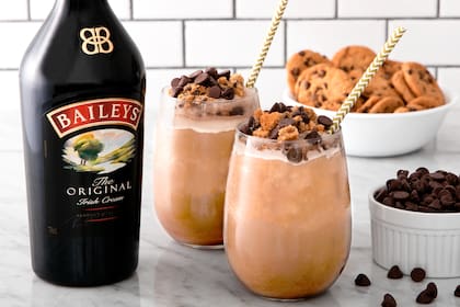 Definitivamente hay que quedarse en casa, entonces, mejor hacerlo disfrutando de un trago o un postre y comprando lo necesario por e-commerce.