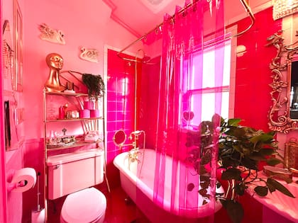 “Definitivamente, parece un baño de Barbie”, dijo Griffith sobre el baño principal de su casa repleto de azulejos, una bañera y una cortina en vibrantes tonos rosados