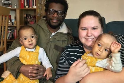 Deiniol (izquierda) y Dylan, con sus padres, Hannah y Xavi
