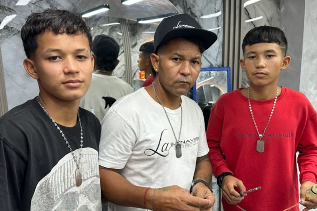 Deivi (izq.) y Winder junto a su padre Deivid