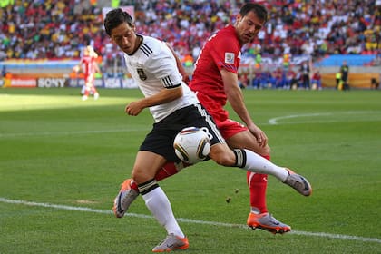 Dejan Stanković disputa la pelota con Mesut Özil, en la histórica victoria de Serbia ante Alemania