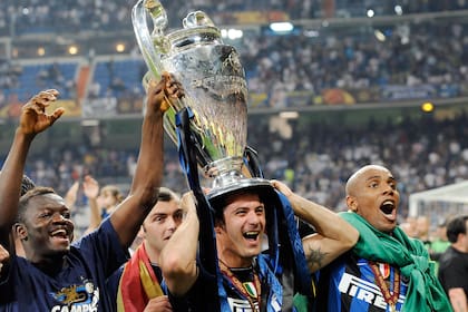 Dejan Stanković levanta la Champions League con Inter de Milan, luego de ganarle a Bayern Munich en el Santiago Bernabéu