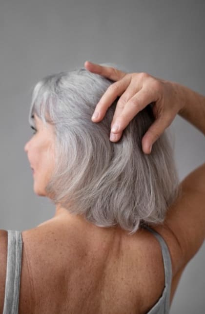 Dejar las canas visibles puede estar relacionado con la confianza y la percepción de uno mismo (Foto: Freepik)