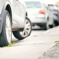 Los expertos explican la razón por la que es malo estacionar con los neumáticos girados