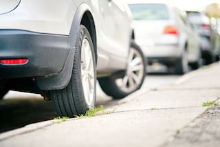 El hábito al estacionar que especialistas señalan que es muy malo para el auto