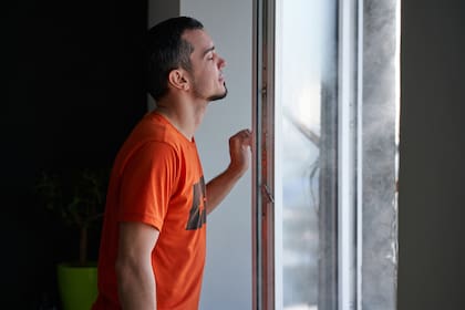 Dejar las ventanas abiertas en los momentos del día en que el calor no es tan intenso puede ayudar a que la casa se mantenga fresca