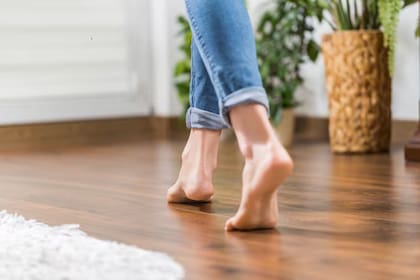 Dejar los zapatos en la entrada contribuye a conservar los pisos limpios por más tiempo