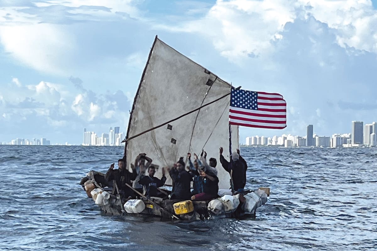 Dejar un buque migrante abandonado en Florida tiene sanciones, según una ley firmada por Ron DeSantis