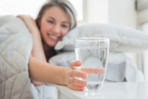 Dejar un vaso al lado de la cama puede traer considerables mejoras en las energías de los individuos