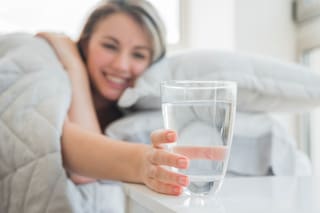 Los beneficios ancestrales de dejar un vaso de agua al lado de la cama todas las noches