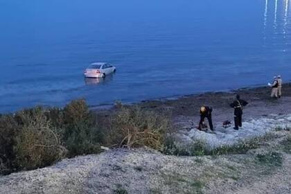 Dejó el auto estacionado, le falló el cambio y terminó en el mar