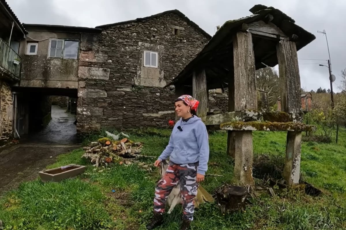 Dejó la vida en la ciudad para mudarse a una aldea de nueve personas: la historia de Lucía, de 27 años (Captura: YouTube @hilux_aventura)