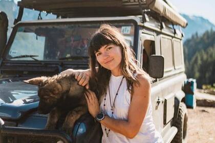 Dejó su trabajo y a su novio, adoptó un perro y se mudó a una 4x4 para viajar por el mundo