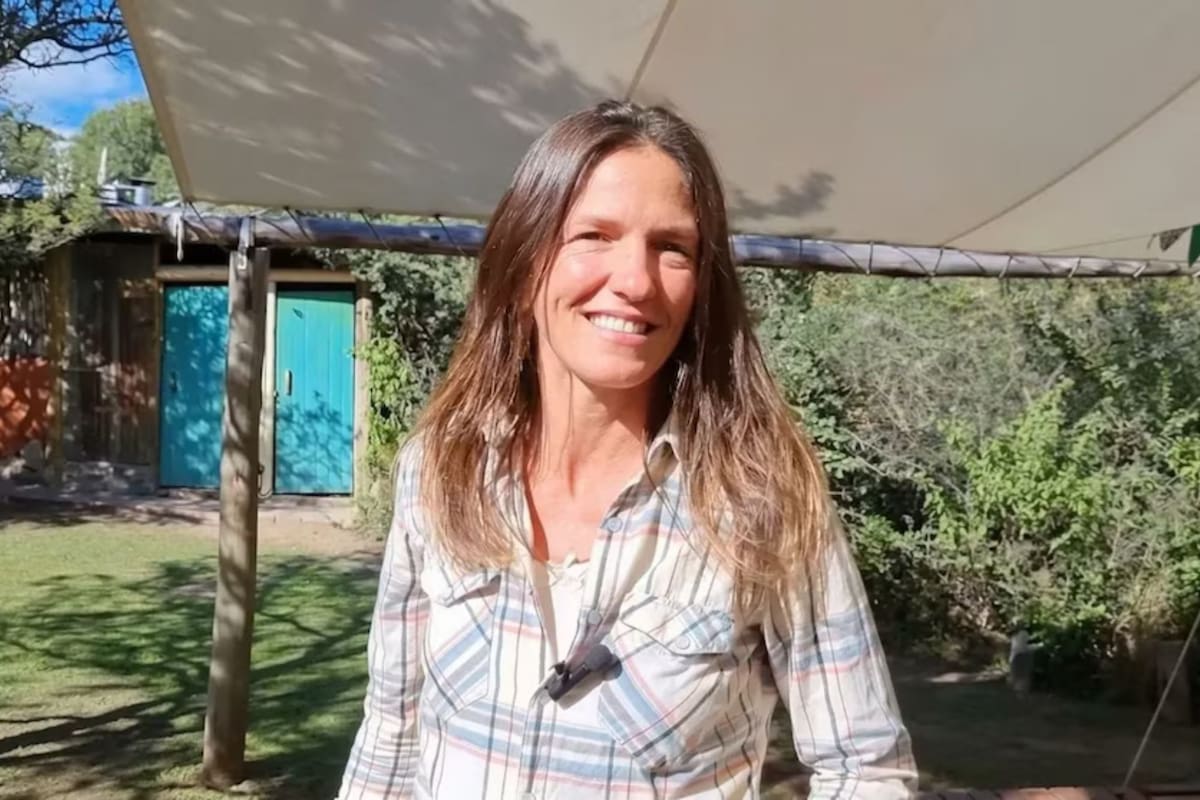 Dejó todo para mudarse a Córdoba y con su pareja construyeron su propia casa de adobe en medio de las sierras (Foto: YouTube / Sueños de ruta)
