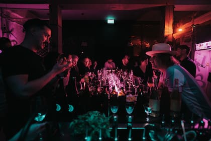 Del 15 al 19 de febrero, Tres Monos, el bar palermitano reconocido como el Mejor bar de América del Sur sale a la calle con una celebración que combina el carnaval, la coctelería y la vida barrial