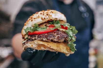 Del 6 al 8 de abril se llevó a cabo Burguermanía, un evento en el cual los 400 mejores locales de Buenos Aires y sus alrededores se propusieron hacer hamburguesas con una consigna particular: anti cheddar