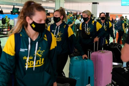 Del aeropuerto al hotel en el que quedarán aisladas; las australianas son las primeras en experimentar un sistema de vida y entrenamiento peculiar camino a los Juegos.