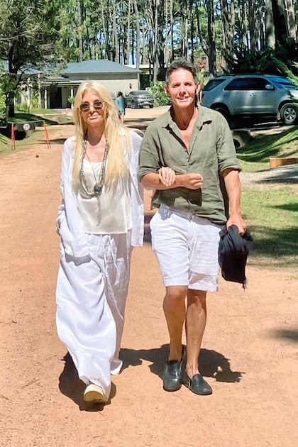 Del brazo de su gran amigo de toda la vida, Gerard Confalonieri. La hija de Susana Giménez complementó su conjunto de camisa y palazzo de lino con una canasta de Prada y zapatillas de Dior.