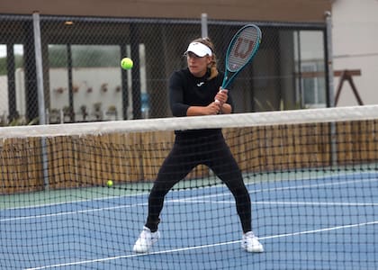 Del césped del All England Club a la superficie dura: Solana Sierra entrenándose en Santa Clara del Mar, empezando a preparar su próxima gira, en EE.UU.