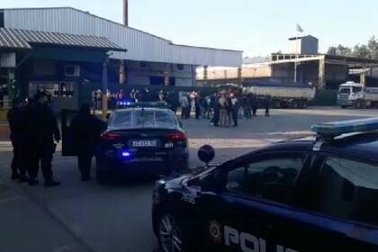 Del complejo no puede entrar materia prima ni salir productos elaborados