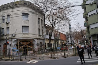 El edificio que tiene en vilo a una esquina porteña: grietas, vallados y una incógnita