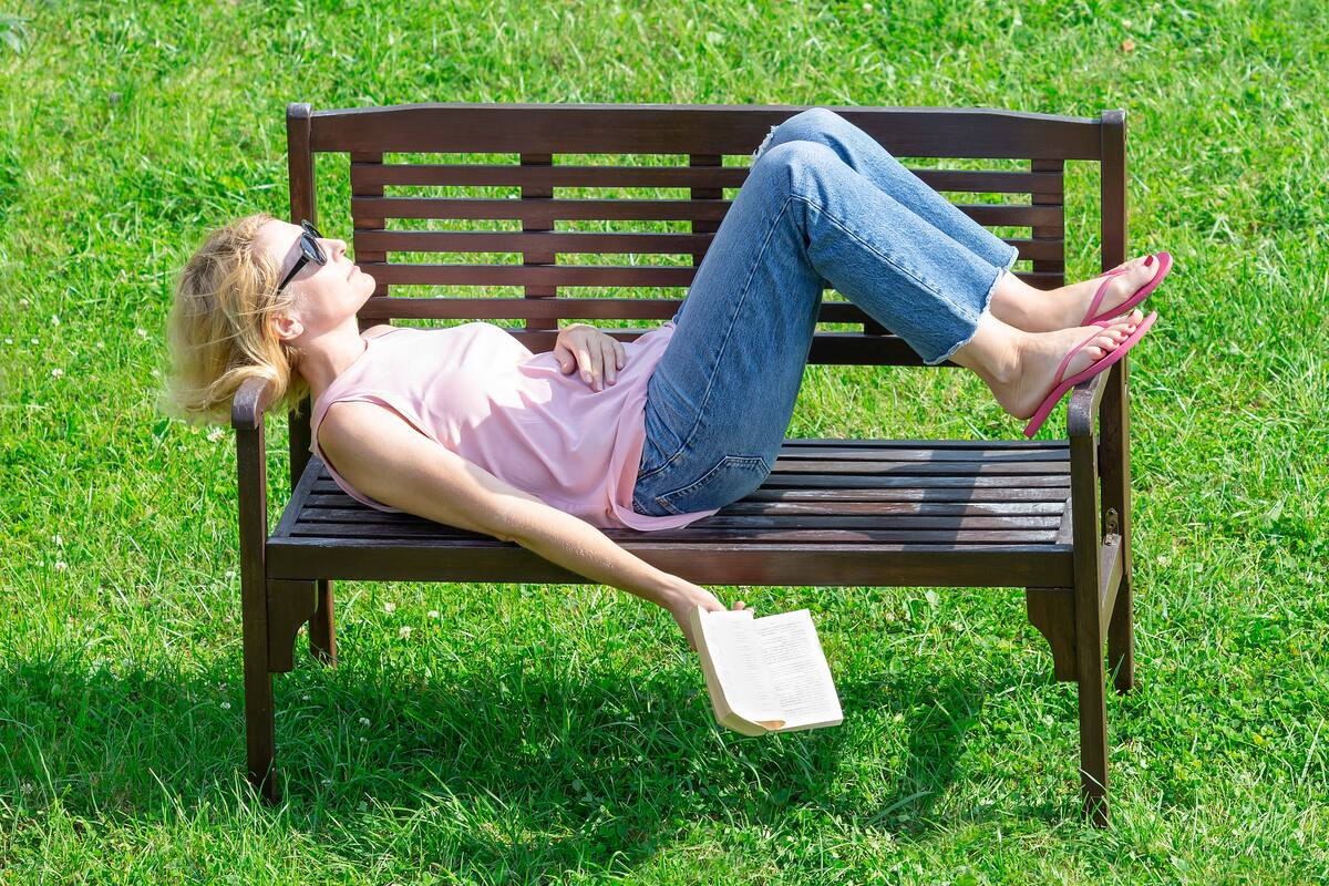 Del FOMO al JOMO: ¿por qué es importante desconectar y aprender a perderse cosas? Los expertos inciden en la necesidad de bajarse de la rueda frenética impuesta por las redes sociales, ya que hacer muchas cosas no siempre es sinónimo de felicidad