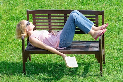 Del FOMO al JOMO: ¿por qué es importante desconectar y aprender a perderse cosas? Los expertos inciden en la necesidad de bajarse de la rueda frenética impuesta por las redes sociales, ya que hacer muchas cosas no siempre es sinónimo de felicidad