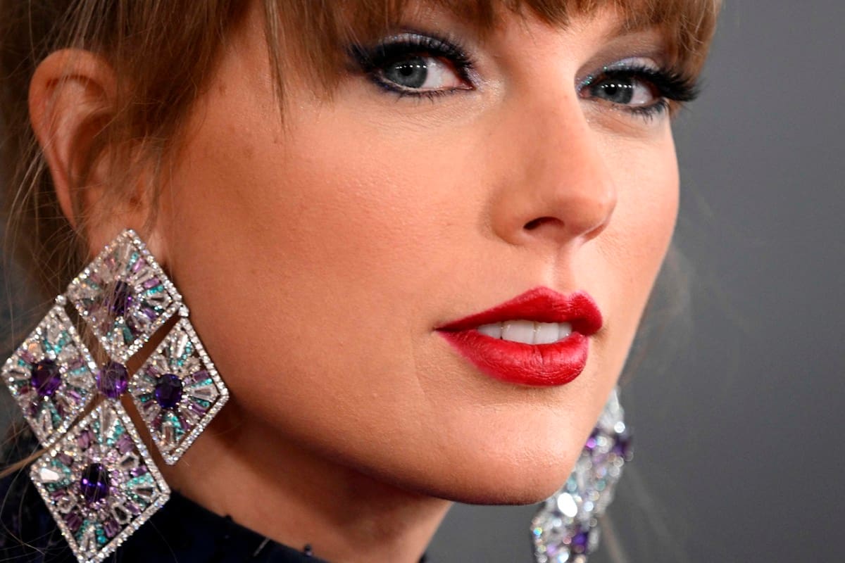 Del glamour de Cleopatra al encanto de Taylor Swift: la fascinante historia del labial rojo