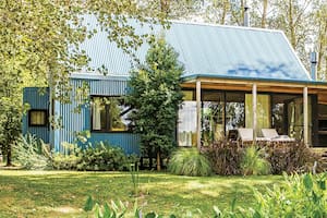 Del otro lado del Paraná, en la Segunda Sección del Delta, esta casa de cuento nació como punto de reunión familiar, con líneas simples y recovecos para que los nietos vivan una aventura sin fin.