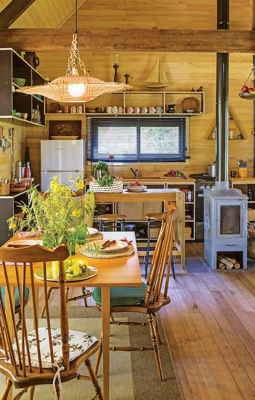 Del otro lado del Paraná, en la Segunda Sección del Delta, esta casa de cuento nació como punto de reunión familiar, con líneas simples y recovecos para que los nietos vivan una aventura sin fin.