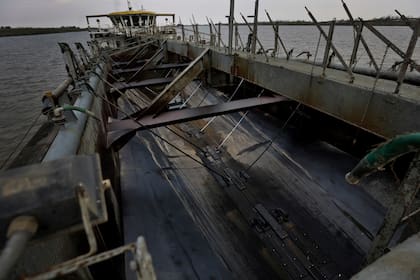 Luego de navegar 14 horas remontando 180 kilómetros río arriba desde el Puerto de Buenos Aires, la embarcación suelta sus anclas y fondea frente al Puerto de Ibicuy, en Entre Ríos