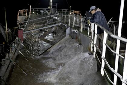 Los bancos de arena a veces se agotan y, para que vuelvan a ser productivos, debe pasar medio año hasta que el río y las dragas vuelvan a depositar arena en el lecho